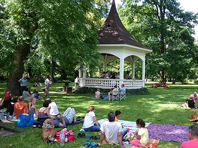 Viele Kulturprogramme finden im Sommer draußen in der Natur statt. Auf dem Foto zu sehen ist das Picknickkonzert, eine beliebte Veranstaltungsreihe im Kurpark von Bad Neustadt. Foto: Stadtmarketing Bad Neustadt