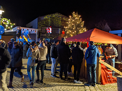 Der "DEAWMO" = "Der etwas andere Weihnachtsmarkt Oberelsbach" strahlt das aus, was sich die Menschen vor Weihnachten erträumen - wundervolle Geschenke finden, herrliche selbstgebackene Kuchen genießen und Leute treffen. Foto: Angela Bungert